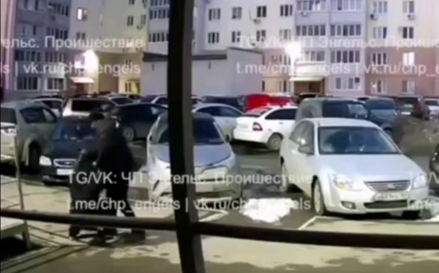 В Энгельсе мужчина избил 13-летнюю девочку до сотрясения мозга В Энгельсе мужчина избил 13-летнюю девочку до сотрясения мозга